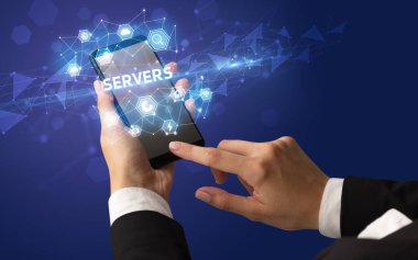 SERVERS yazıtlı, modern teknoloji kavramına sahip akıllı telefonu elinde tutan kadın.