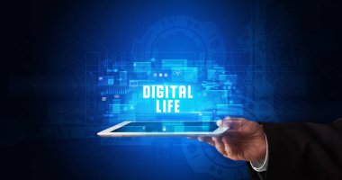 Tablet üzerinde çalışan genç iş adamı dijital işareti gösteriyor: DİGITAL HAYAT