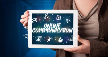 Tablet üzerinde çalışan genç iş adamı ve yazıyı gösteriyor: ONLINE KOMUNİKASYONU