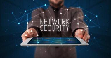 Tablet üzerinde çalışan genç iş adamı dijital işareti gösteriyor: NETWorK GÜVENLİK