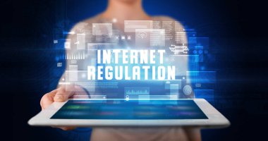 Tablet üzerinde çalışan genç iş adamı dijital işareti gösteriyor: INTERNET Düzenleme