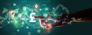 İş adamı multimedya dokunmatik ekran fütüristik konsepti üzerinde pound simgesini elle itiyor