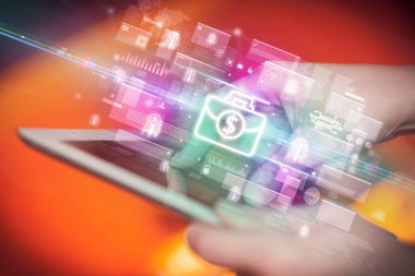 İçinden evrak çantası simgeleri çıkan tablet tableti kullanan bir elin yakın çekimi, dijital para birimi kavramı