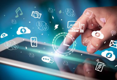 Elle çizilmiş bir dokunmatik ekrana yakın çekim simgeler, dijital dönem kavramıdır