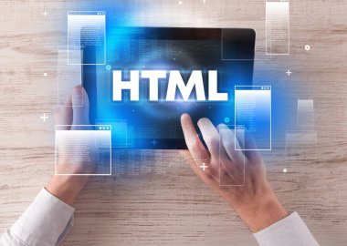 HTML kısaltmalı el ele tutuşma tabletinin yakın çekimi, modern teknoloji kavramı