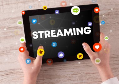 STREAMING yazıtları, sosyal ağ konsepti ile dokunmatik ekranın yakın plan görüntüsü