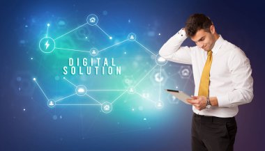 DIGITAL SOLUTION yazıtlı, modern teknoloji kavramına sahip bulut servisi simgelerinin önündeki iş adamı