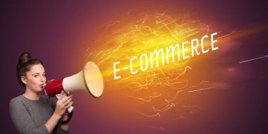 E-COMERCE yazısıyla megafonla bağıran genç kız, online alışveriş konsepti