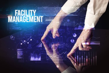 İşadamı FACILITY MANAGEMENT yazıtları, siber iş konsepti ile büyük ekrana dokunuyor