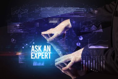 İş adamı, Ask An Expert yazıtları ve siber iş konseptiyle büyük ekrana dokunuyor