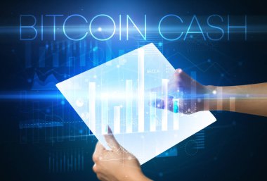 Üzerinde Bitcoin nakit yazılı fütüristik tablet, modern iş konsepti.