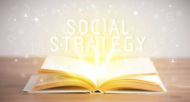 SOSYAL STRATEGY yazıtlı, sosyal medya kavramlı kitabı aç