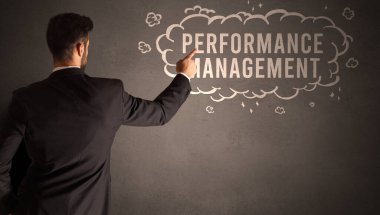İş adamı, içinde Performans MANAGEMENT yazıtı olan bir bulut çiziyor, modern iş konsepti.