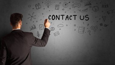 İş adamı CONTACT ABD yazıtları ve iş stratejisi kavramı ile yaratıcı bir fikir çizimi çiziyor