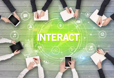 INTERACT içgüdü, sosyal ağ konsepti ile toplantı yapan bir grup insan