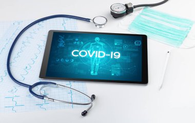 COVID-19 yazıtlı tablet bilgisayar ve doktor araçları, koronavirüs kavramı