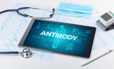 ANTIBODY yazıtlı tablet bilgisayar ve doktor araçları, koronavirüs konsepti
