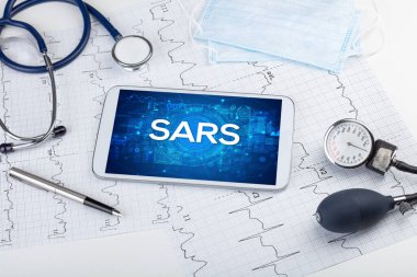 SARS kısaltması olan bir tabletin yakın görüntüsü, tıbbi kavram