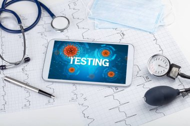 TESTING yazıtları ve mikrobiyoloji kavramına sahip bir tabletin yakın plan görüntüsü