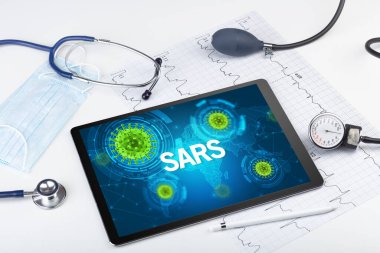 SARS yazıtlı, mikrobiyoloji kavramına sahip bir tabletin yakın görüntüsü