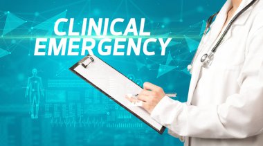 Doktor panoya CLINICAL EMERGENCY yazıtları, tıbbi tanı kavramı içeren notlar yazar