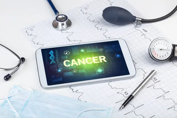 带有Cancer题名的平板电脑和医疗用品 预防概念 — 图库照片