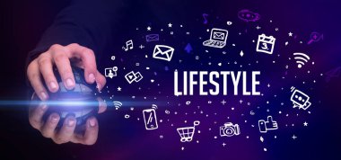 LIFESTYLE yazıtları ve sosyal medya konseptiyle el ele tutuşmak