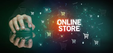 ONLINE STORE yazıtları ve online alışveriş konseptiyle el ele tutuşmak