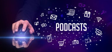PODCASTS yazıtları ve sosyal medya konseptiyle el ele tutuşmak