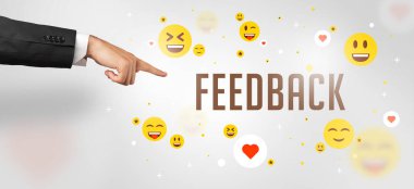 FEEDback yazıtlarına, sosyal medya kavramına işaret eden kırpılmış elin yakın çekimi