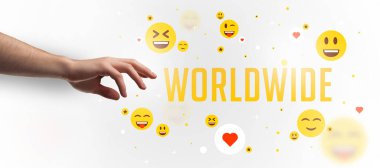 Dünya Çapındaki yazıtlara, sosyal medya kavramına işaret eden kırpılmış ellerin yakın çekimi