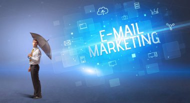 Siber saldırıya karşı şemsiyeyle savunma yapan iş adamı ve e-mail MarkeTING yazısı, çevrimiçi güvenlik kavramı