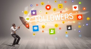 FOLLOWERS yazıtları, sosyal ağ konsepti şemsiyesi ile yakışıklı iş adamı savunması