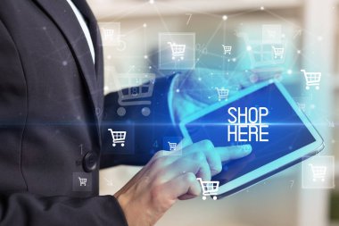 Delikanlı, Shop Here yazısıyla online alışveriş uygulaması üzerinden alışveriş yapıyor.