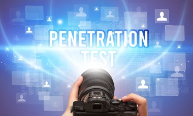 PENETRATION TEST yazıtlı el kamerasının yakın çekimi, video izleme konsepti