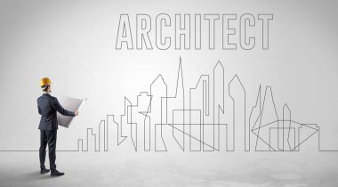 Elinde ARCHITECT yazıtları, mühendisliği ve mimari konsepti olan sağlam şapkalı bir işadamı.