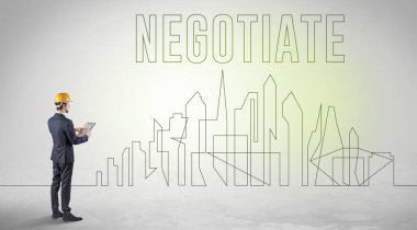 Elinde NEGOTIATE yazıtları, mühendisliği ve mimari konsepti olan sağlam şapkalı bir işadamı.