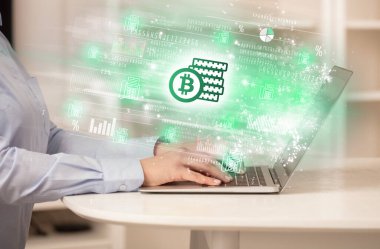 Dizüstü bilgisayarda hisse senedi piyasasını izleyen genç adam bitcoin tasarruf simgeleri, forx konsepti