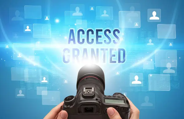 带有Access Ess Granted铭文 视频监控概念的手持相机的特写 — 图库照片