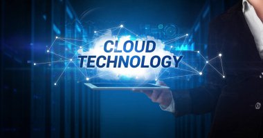 Tablet üzerinde çalışan genç iş adamı ve yazıyı gösteriyor: CLOUD TEKNOLOJİ