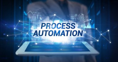 Tablet üzerinde çalışan genç iş adamı ve yazıyı gösteriyor: PROCESS AUTOMATION