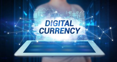 Tablet üzerinde çalışan genç iş adamı ve yazıyı gösteriyor: Dijital CURRENCY