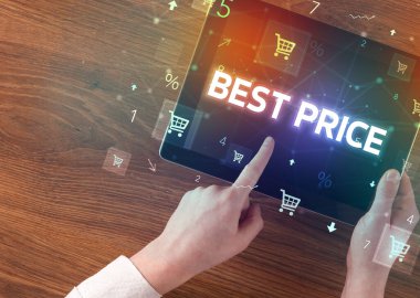 El ele tutuşma tabletinin en iyi fiyat yazısıyla yakın plan fotoğrafı, online alışveriş kavramı