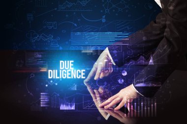 İş adamı DUE DILIGENCE yazıtları, siber iş konsepti ile büyük ekrana dokunuyor