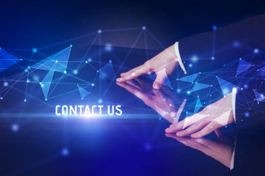 İş adamı CONTACT ABD yazıtları, modern teknoloji iş konsepti ile büyük ekrana dokunuyor