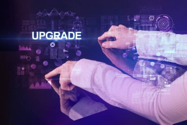 İş adamı UPGRADE yazısıyla büyük ekrana dokunuyor, modern teknoloji kavramı