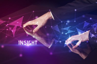 İşadamı büyük ekrana INSIGHT yazısıyla dokunuyor, modern teknoloji iş konsepti