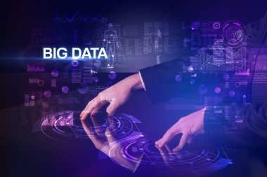 İş adamı, büyük veri tabanı, modern teknoloji kavramı ile büyük ekrana dokunuyor.