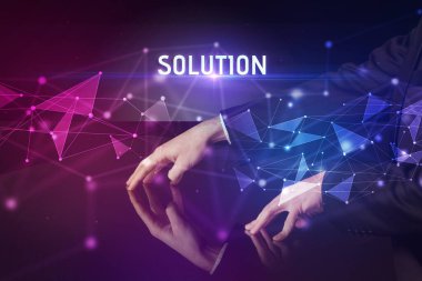 İş adamı büyük ekrana SOLUTION yazısıyla dokunuyor, modern teknoloji iş konsepti