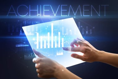 Üzerinde AKİEVEMENT yazıtları olan fütürist tablet, modern iş konsepti.